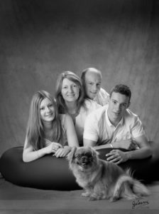photo de famille avec chien au studio