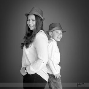 photo de famille portrait de frere et soeur en noir et blanc