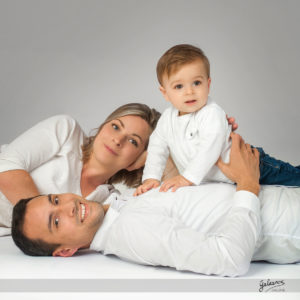 Leon papa et maman sont venus faire une belle photo de famille au studio omniphot galerie a romans dans la drome