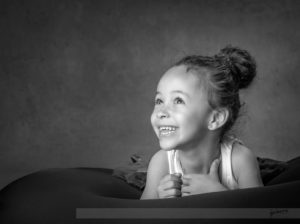 portrait a romans chez omniphotgalerie petite fille photo noir et blanc